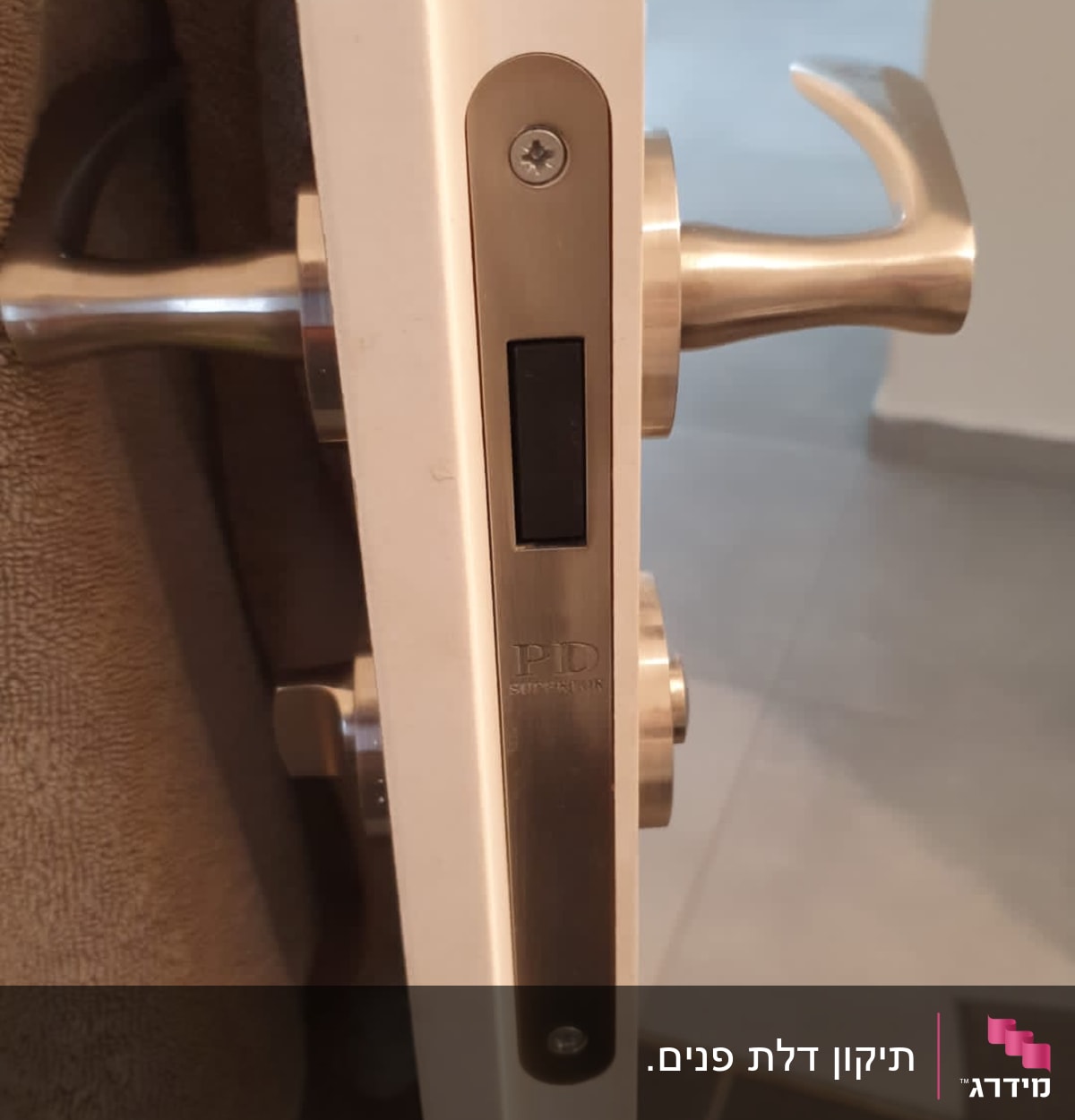 מנעול דלת מתכת עם ידית כסופה